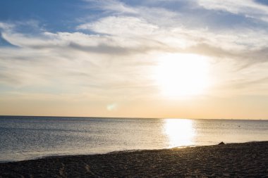 Yazın denizde güzel bir gün batımı
