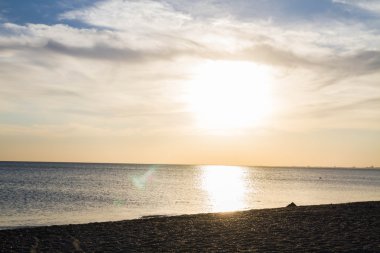 Yazın denizde güzel bir gün batımı