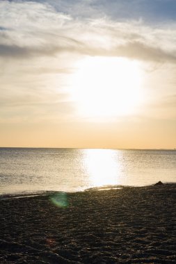 Yazın denizde güzel bir gün batımı