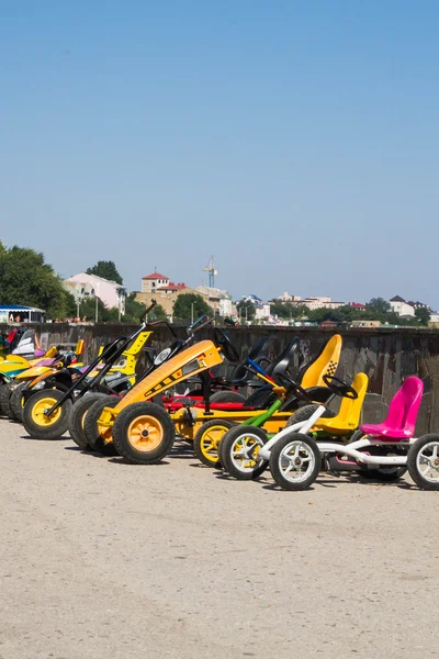 Alquiler de coches eléctricos en el paseo marítimo — Foto de Stock