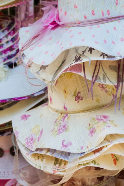 Sommer Frauen bunte Hüte Dekor — Stockfoto