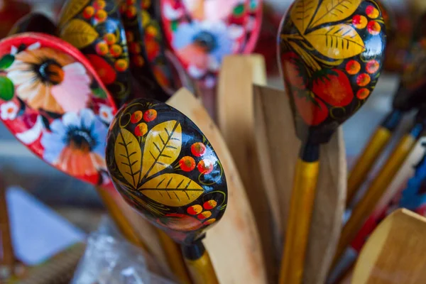 Cuchara de madera con patrón de Khokhloma — Foto de Stock