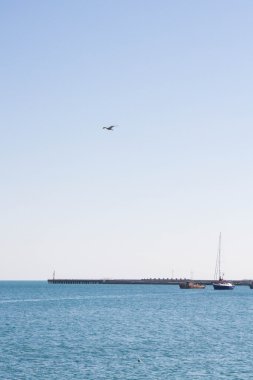 Evpatoria, Kırım, 30 Ağustos 2015. Yevpatoriya, Kırım 'daki Karadeniz kıyısındaki gezinti güvertesi..
