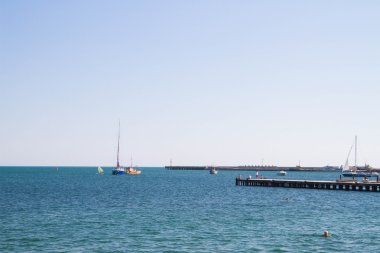 Evpatoria, Kırım, 30 Ağustos 2015. Yevpatoriya, Kırım 'daki Karadeniz kıyısındaki gezinti güvertesi..