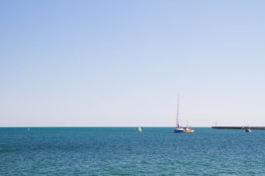 Evpatoria, Kırım, 30 Ağustos 2015. Yevpatoriya, Kırım 'daki Karadeniz kıyısındaki gezinti güvertesi..