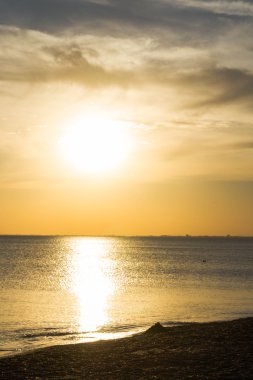 Yazın denizde güzel bir gün batımı