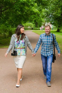 Yaz aylarında parkta yürüyüş severler