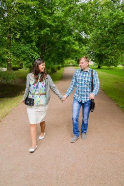 Yaz aylarında parkta yürüyüş severler