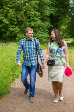 Yaz aylarında parkta yürüyüş severler