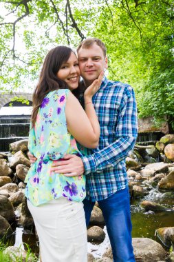 Yaz aylarında parkta yürüyüş severler