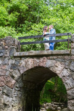 Yaz aylarında parkta yürüyüş severler