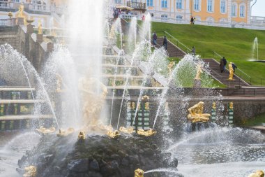Peterhof Parkı çeşmeler sonbaharda