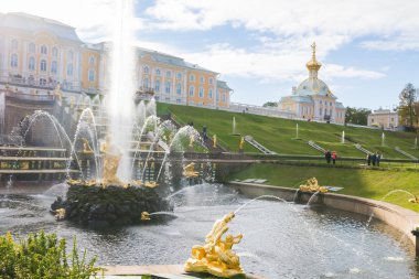Peterhof Parkı çeşmeler sonbaharda