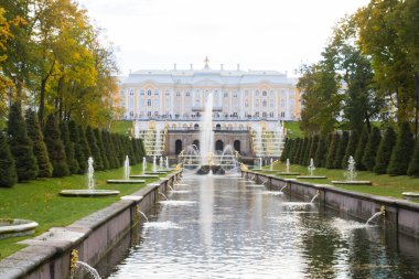 Peterhof Parkı çeşmeler sonbaharda