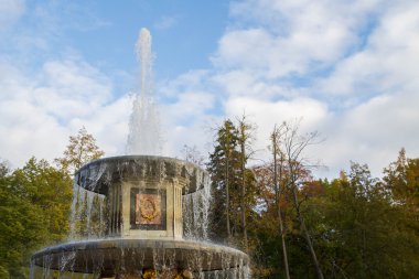 Sonbahar Peterhof parkta pınarlarına