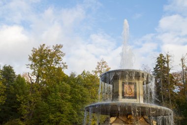 Sonbahar Peterhof parkta pınarlarına