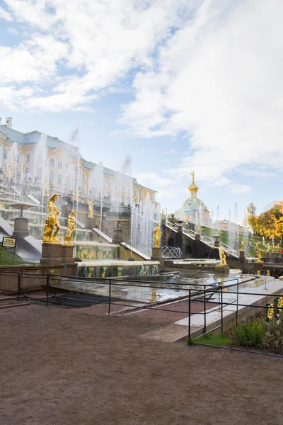 Automne dans les fontaines du parc de Peterhof — Photo