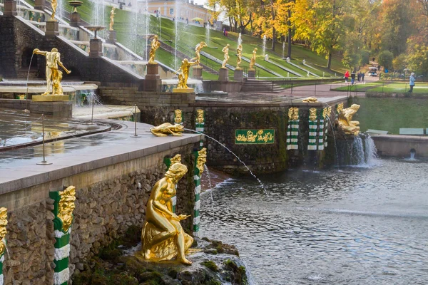 秋天在彼得夏宫公园喷泉 — 图库照片
