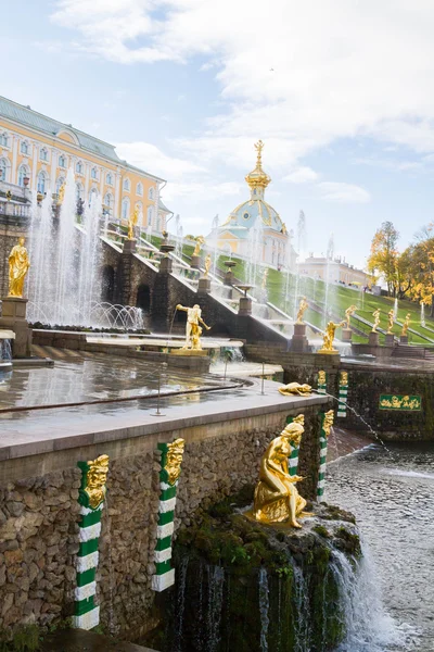 Otoño en las fuentes del parque de Peterhof — Foto de Stock
