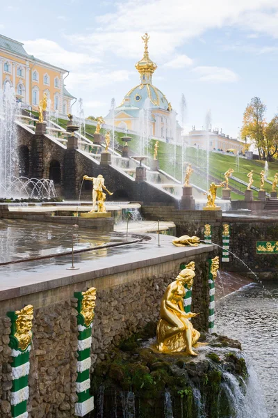 Otoño en las fuentes del parque de Peterhof — Foto de Stock