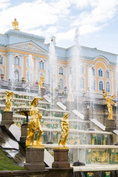 Outono nas fontes do parque de Peterhof — Fotografia de Stock