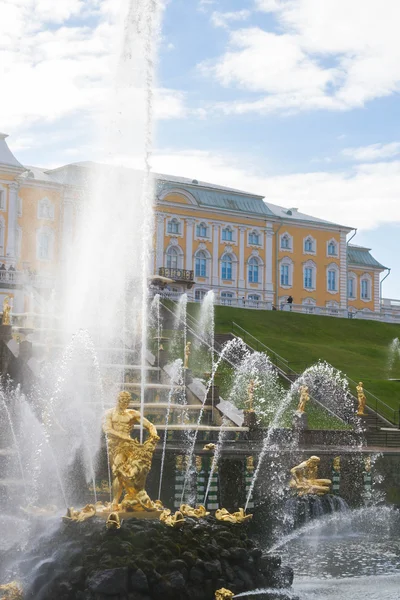 Otoño en las fuentes del parque de Peterhof — Foto de Stock