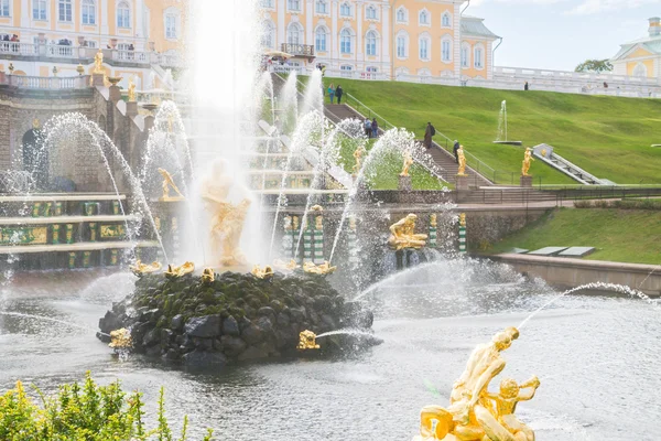 Otoño en las fuentes del parque de Peterhof — Foto de Stock