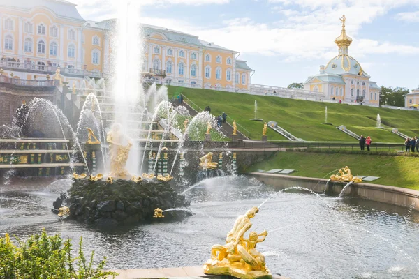 Otoño en las fuentes del parque de Peterhof — Foto de Stock