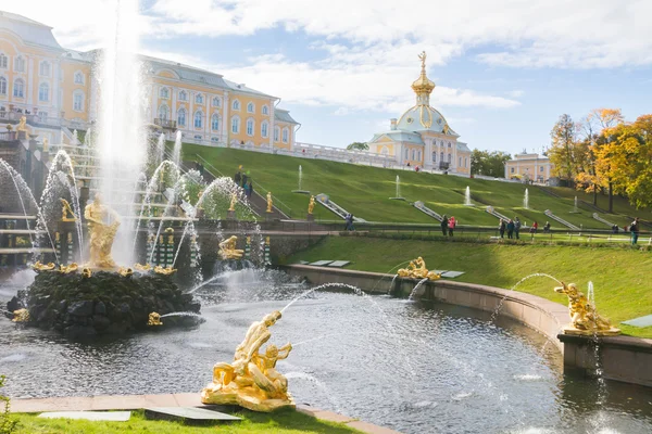 Otoño en las fuentes del parque de Peterhof — Foto de Stock