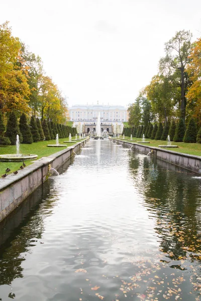 Autumn in the park fountains of Peterhof — Stock Photo, Image