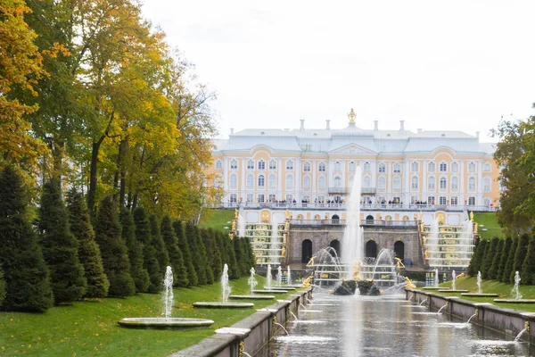 Otoño en las fuentes del parque de Peterhof — Foto de Stock