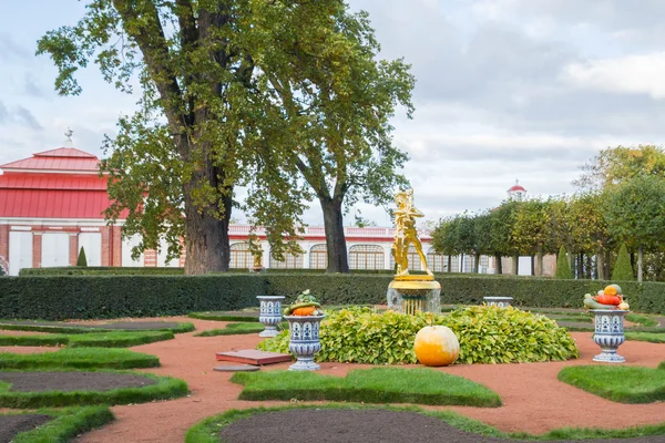 Jesienna kompozycja warzyw przy fontannie w parku — Zdjęcie stockowe