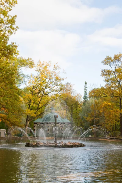 Fontaine du soleil dans le parc de Peterhof — Photo