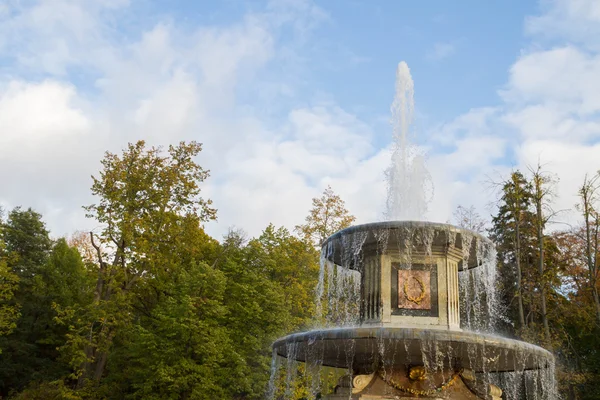 Фонтаны в парке осенью Петергоф — стоковое фото