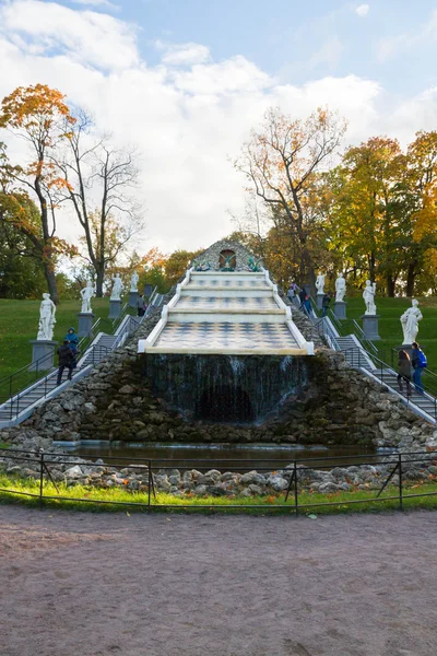 Quadro de xadrez fonte no outono no Parque Peterhof — Fotografia de Stock