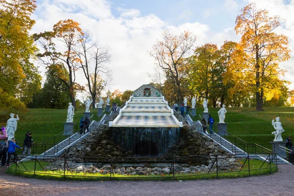 Quadro de xadrez fonte no outono no Parque Peterhof — Fotografia de Stock