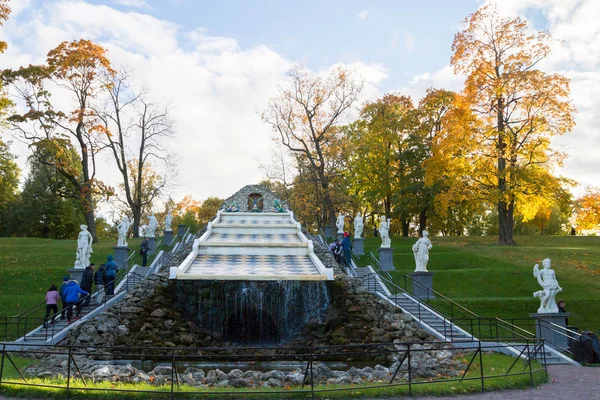 Fontän schackbräde i hösten i Peterhof Park — Stockfoto