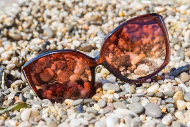 Küçük çakıl plaj güneş gözlüğü