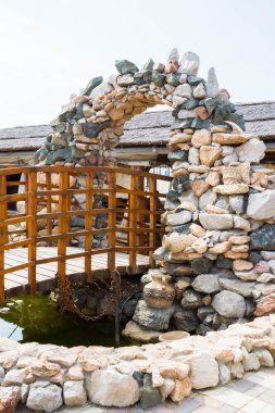 Karadeniz tarafından gezinti için kayalarda ahşap köprü