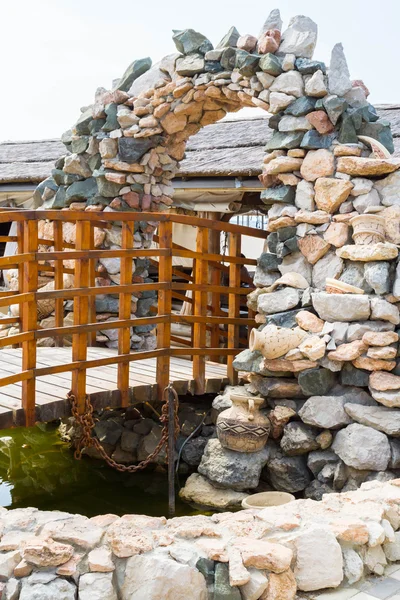 Holzbrücke in den Felsen zur Promenade am Schwarzen Meer — Stockfoto