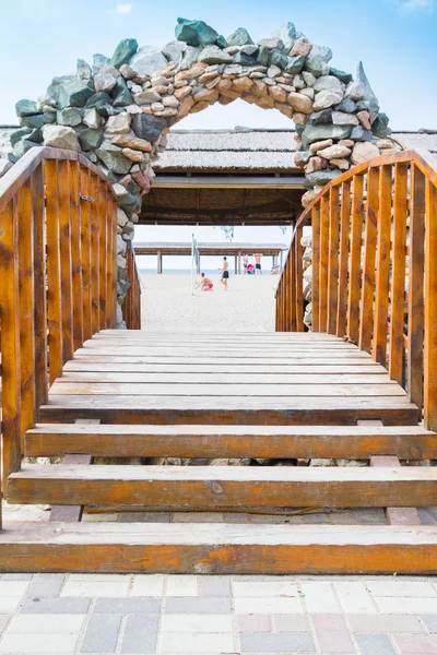 Holzbrücke in den Felsen zur Promenade am Schwarzen Meer — Stockfoto