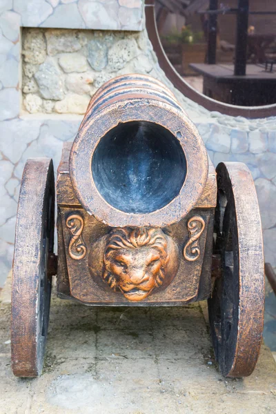 Pistola con ornamento decorativo a forma di leone — Foto Stock