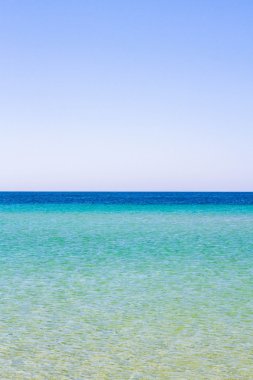 Yaz aylarında Crimea'da Karadeniz'in plaj