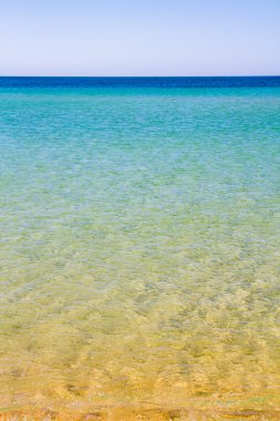 Yaz aylarında Crimea'da Karadeniz'in plaj