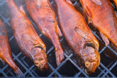 Bir smokehouse balık füme