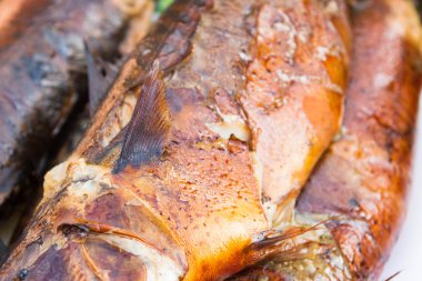 Sıcak füme taze balık pişmiş