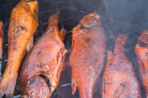 Bir smokehouse balık füme