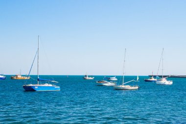 Evpatoria, Kırım, 30 Ağustos 2015. Yevpatoriya, Kırım 'daki Karadeniz kıyısındaki gezinti güvertesi..