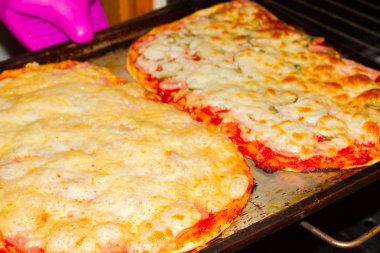 Topingler çeşitli pizza pişirme