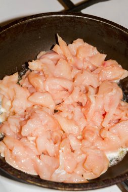 Küçük parçalar halinde tavada tavuk pişirme